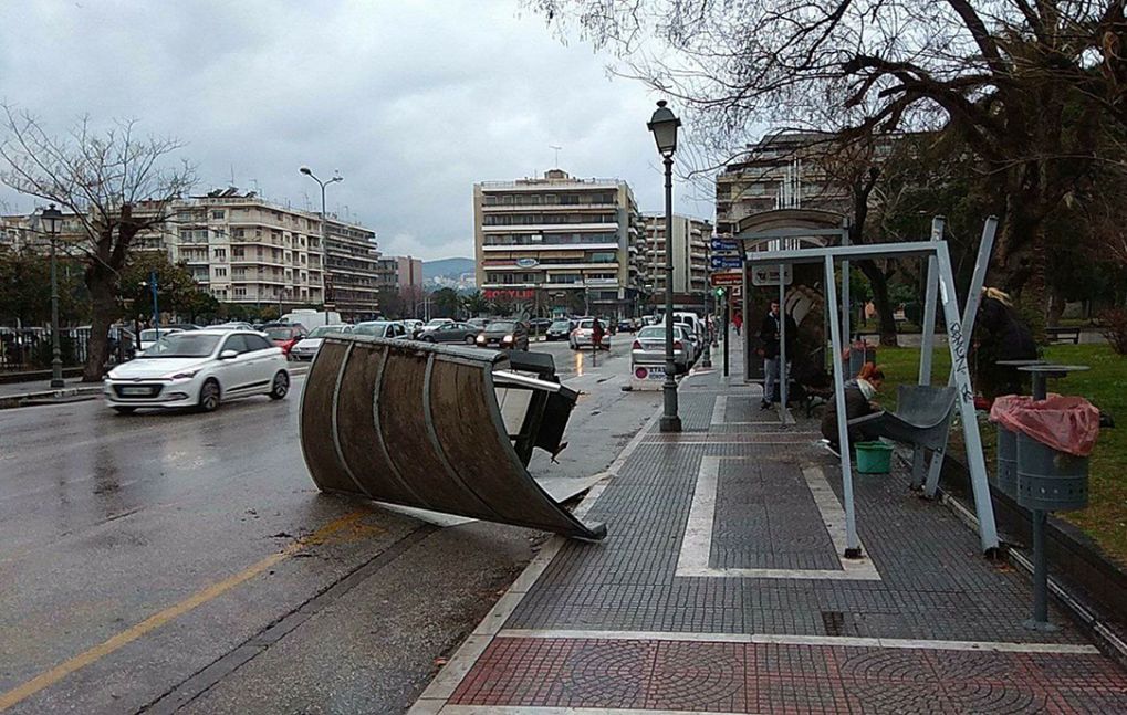 Αθήνα: Αυτοκίνητο έπεσε σε στάση, ένας νεκρός