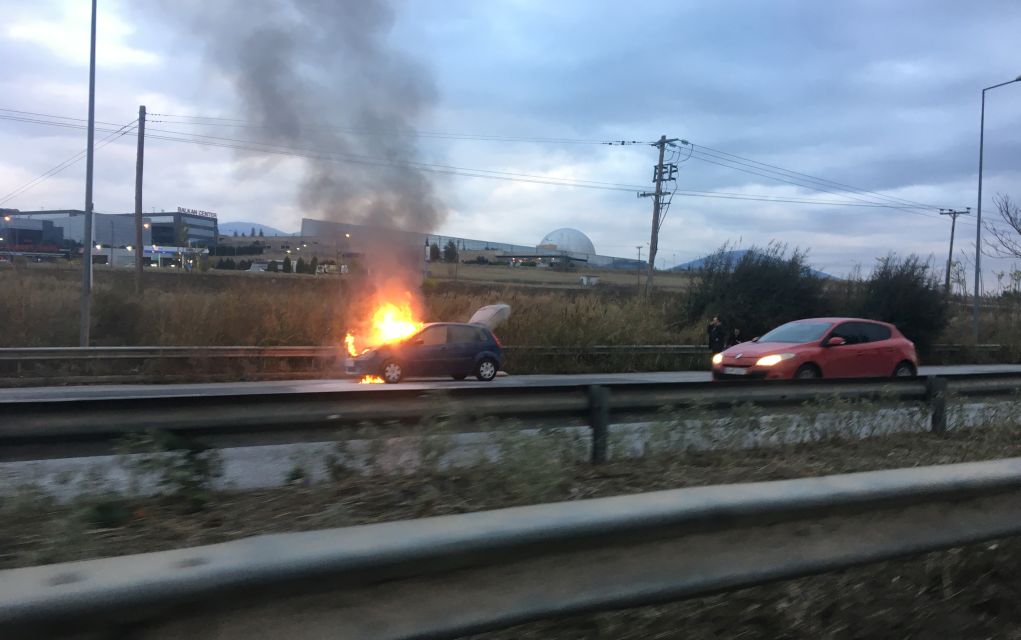 Στις φλόγες ΙΧ αυτοκίνητο στην ΕΟ Θεσσαλονίκης Μουδανιών (pics)