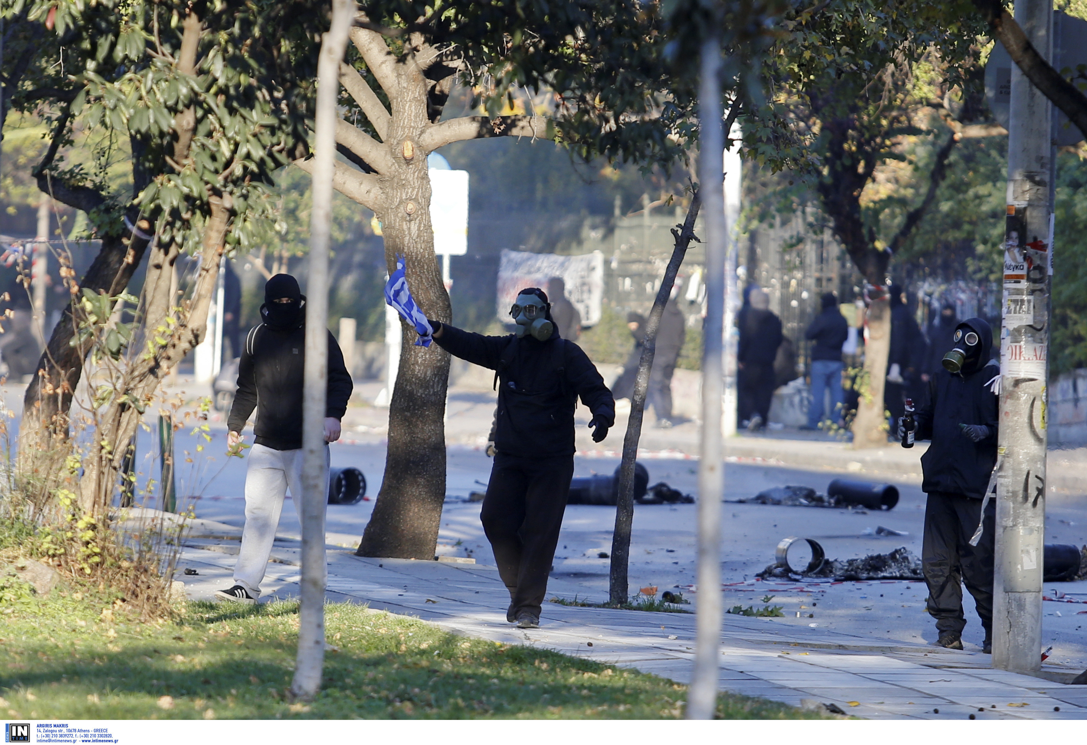 Έκαψαν την ελληνική σημαία στη Θεσσαλονίκη – Πεδίο μάχης οι δρόμοι