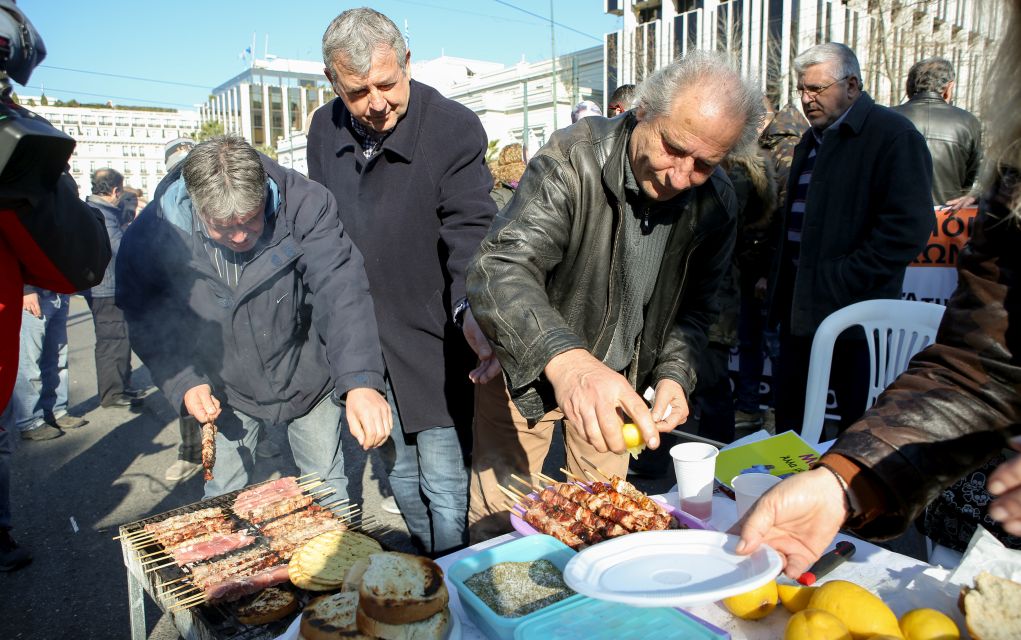 Ψήνουν σουβλάκια έξω από τη Βουλή τα μέλη της ΠΟΕΔΗΝ (pics)