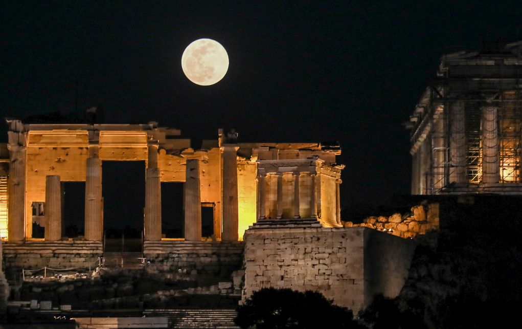 Η μαγευτική υπερσελήνη πάνω από την Ακρόπολη