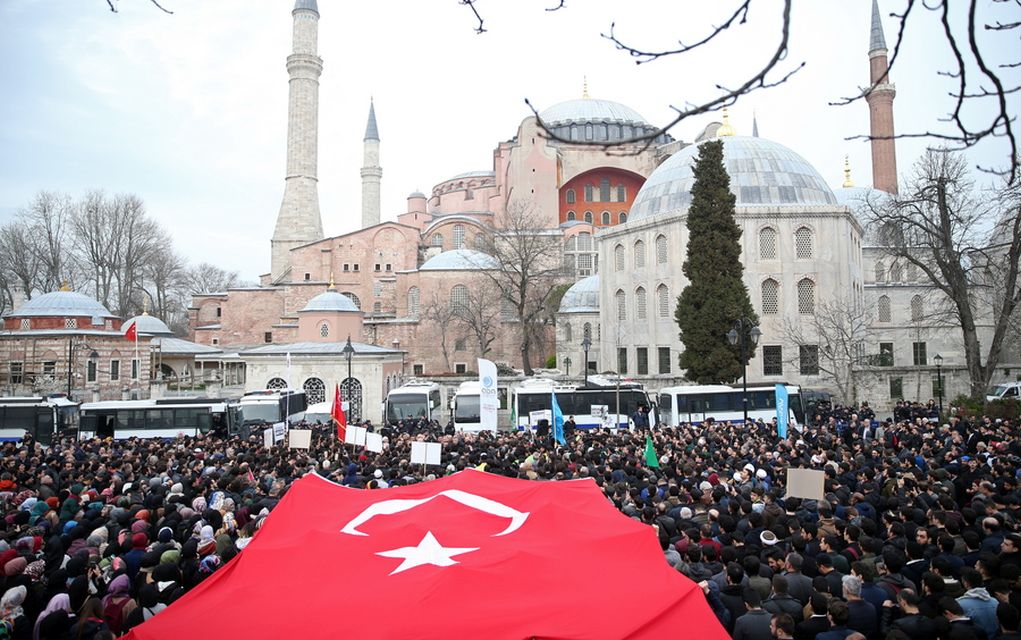 Συμβολική κηδεία έξω από την Αγια-Σοφιά για τα θύματα του Κράισττσερτς