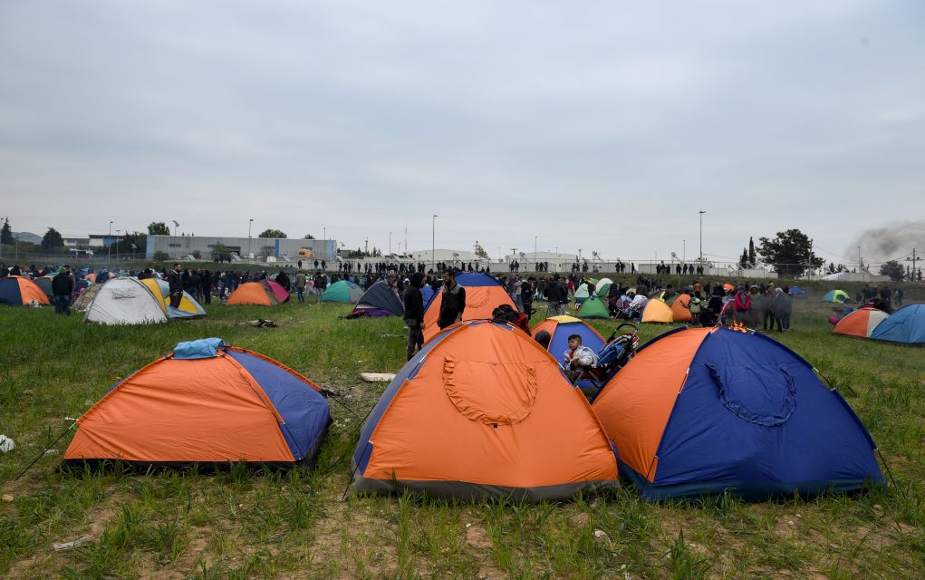 Για δεύτερη μέρα παραμένουν στα Διαβατά πρόσφυγες και μετανάστες