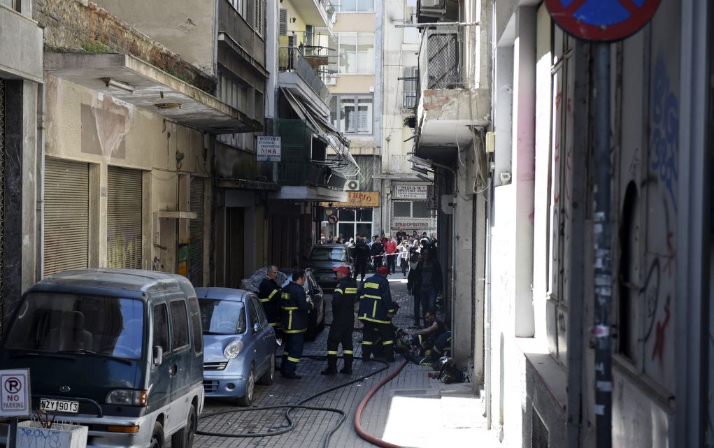 Update – Θεσσαλονίκη: Πέντε οι απεγκλωβισμένοι, στάχτη το διαμέρισμα