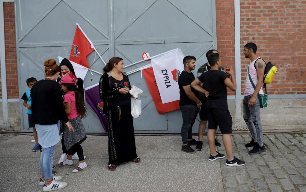 Δεκάδες Ρομά με… σημαίες ΣΥΡΙΖΑ στην ομιλία του Τσίπρα! (vd)