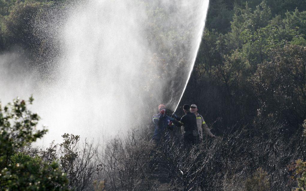 Δεν απειλείται από τη φωτιά το χωριό Πεύκο Καλαβρύτων