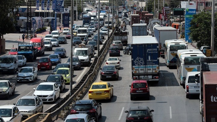 Ιδιαίτερα αυξημένη η κίνηση στους βασικούς οδικούς άξονες της Αττικής