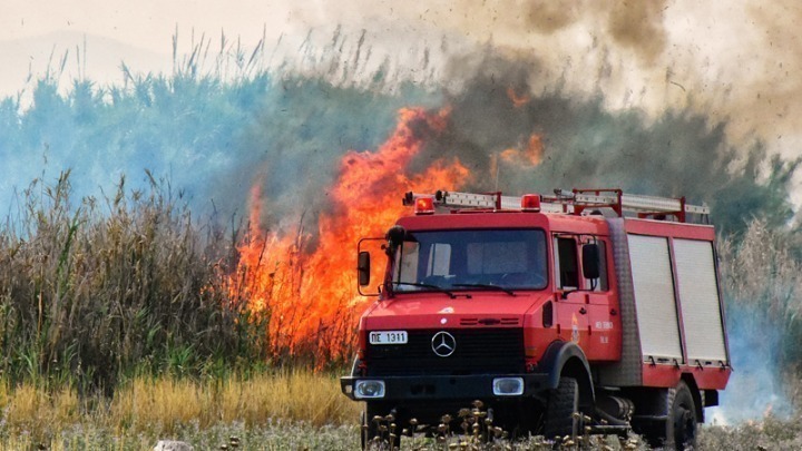 Υπό έλεγχο η φωτιά στην Αγία Τρίαδα Μεγάρων