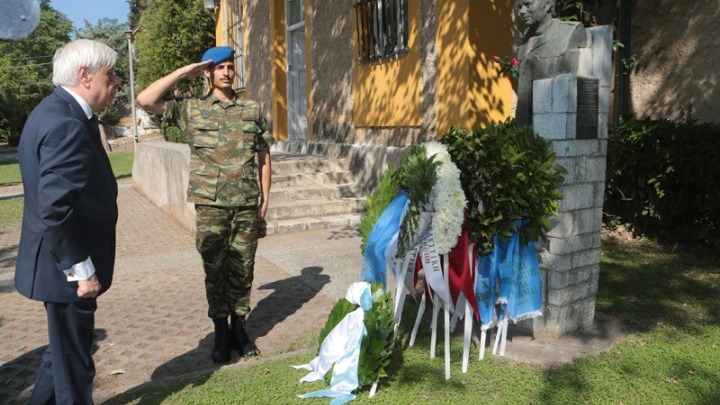 Στεφάνι στην προτομή του Σπύρου Μουστακλή κατέθεσε ο ΠτΔ