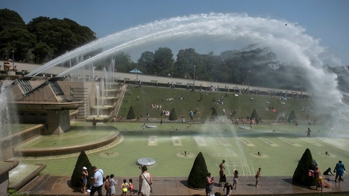 Ξεπέρασε τους 42°C η θερμοκρασία στο Παρίσι, το απόλυτο ρεκόρ ζέστης