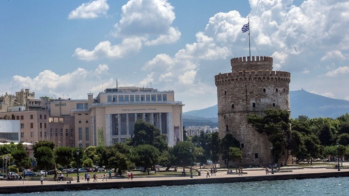 Οι πόλεις αδειάζουν, η αστυνομία επαγρυπνεί