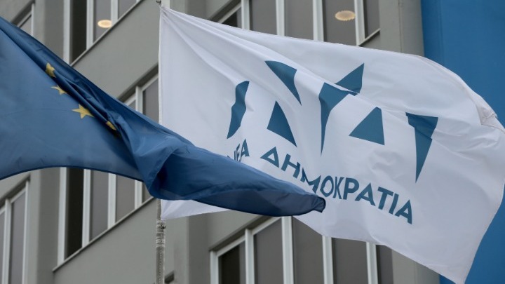 ΝΔ: Ο κ. Τσίπρας προτιμά να παραμένει κολλημένος «με τους λίγους» στην καρέκλα