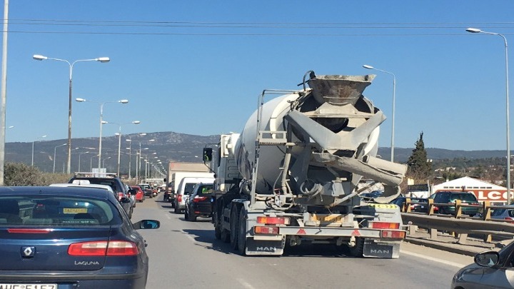 Καραμπόλα και αυξημένη κίνηση στην περιφερειακή οδό Θεσ/κης