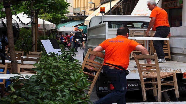 Επιχείρηση του δήμου για την απομάκρυνση παράνομων τραπεζοκαθισμάτων στο κέντρο της πόλης