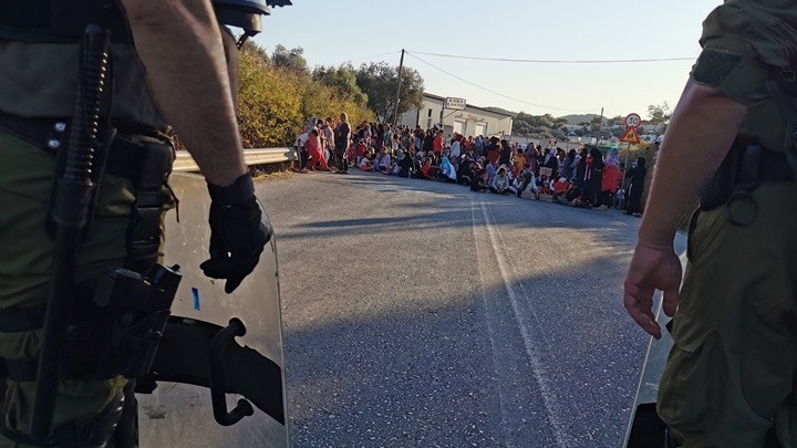 Καθιστική διαμαρτυρία γυναικών με τα παιδιά τους στη Μόρια