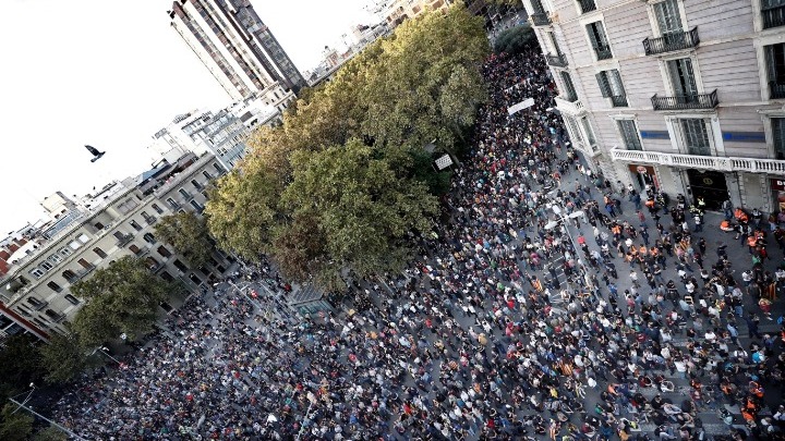 Στους δρόμους και πάλι χιλιάδες αυτονομιστές στη Βαρκελώνη