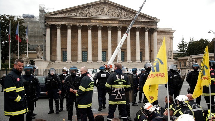 Αστυνομικοί έκαναν χρήση δακρυγόνων εναντίον πυροσβεστών που διαδήλωναν στο Παρίσι