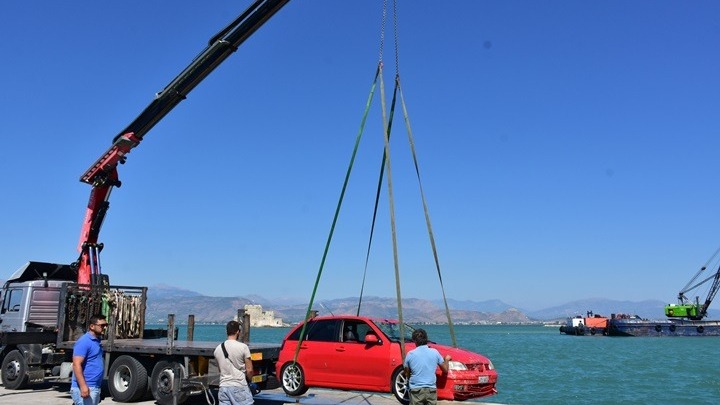 Δύο νεκροί από πτώση ΙΧ αυτοκινήτου, που έπεσε στη θάλασσα στο Νέο Μώλο Δραπετσώνας