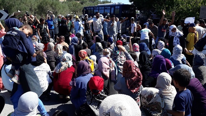 Μυτιλήνη: Διαδήλωση Αφγανών που ζητούσαν άμεση μετακίνησή τους στην Αθήνα και «δικαιοσύνη» για τους προχθεσινούς νεκρούς