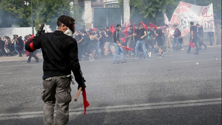 Ολοκληρώθηκε η πορεία των φοιτητών στο κέντρο της Αθήνας. Ένταση με τις δυνάμεις των ΜΑΤ έξω από τη Βουλή