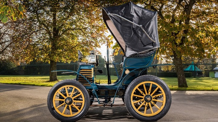 Το πρώτο μοντέλο της Fiat, το 3½ hp του 1899, ετοιμάζεται να πάρει μέρος σε αγώνες