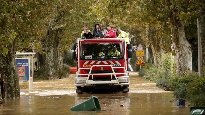 Τρεις άνθρωποι έχασαν τη ζωή τους από την κακοκαιρία στη νότια Γαλλία