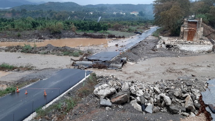 Χανιά: Mέσω στρατιωτικής γέφυρας η κίνηση των οχημάτων στο χωριό Αλικιανός