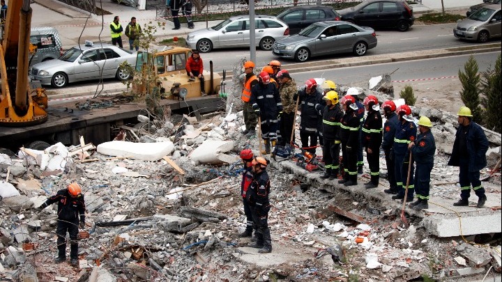 Νέα σεισμική δόνηση 5,1 Ρίχτερ. 40 οι νεκροί και πάνω από 900 οι τραυματίες. Συνεχίζονται οι πρασπάθειες απεγκλωβισμού