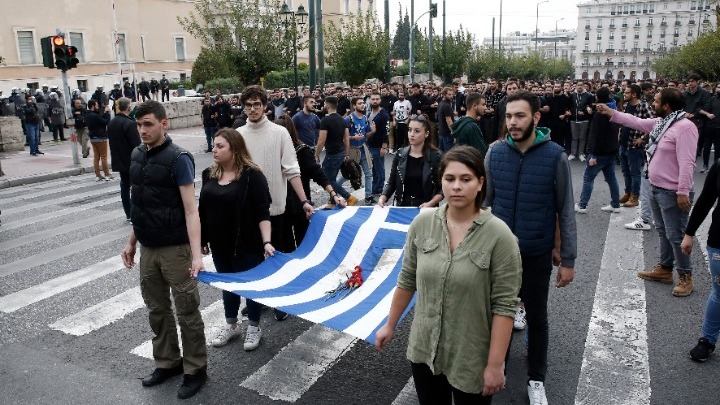 Ολοκληρώθηκε η πορεία του “μπλοκ” με την αιματοβαμμένη σημαία του Πολυτεχνείου