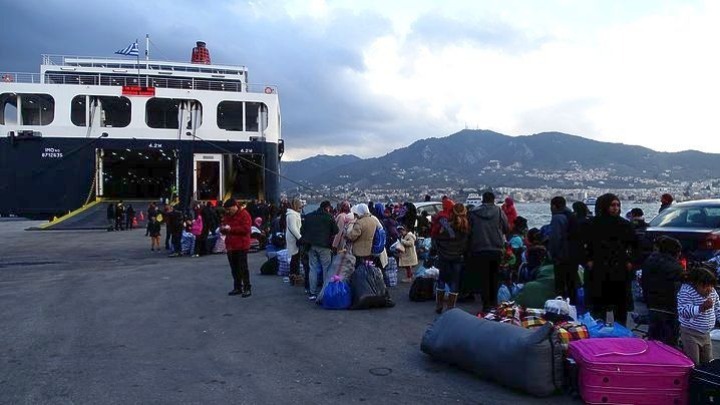 Στο λιμάνι του Πειραιά 76 μετανάστες και πρόσφυγες από νησιά του Αιγαίου