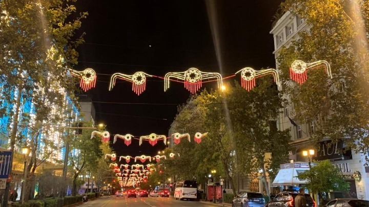 Η Πανεπιστημίου μεταμορφώνεται σε ένα φωτεινό χριστουγεννιάτικο ποτάμι