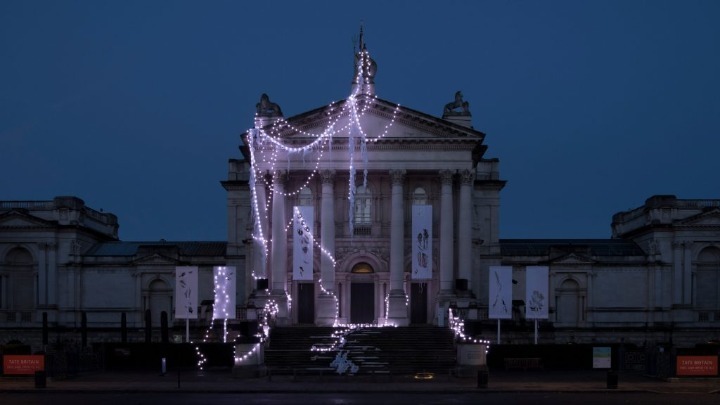 Η «χριστουγεννιάτικη» πρόσοψη της Tate Britain