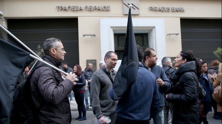 Κλειστή η οδός Αμερικής στο κέντρο της Αθήνας, λόγω συγκέντρωσης εργαζομένων της Τράπεζας Πειραιώς