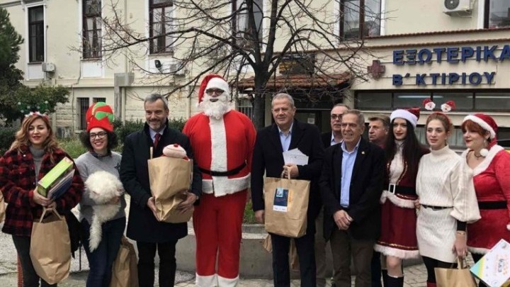 Μοίρασαν δώρα στα παιδιά που νοσηλεύονται στο Ιπποκράτειο