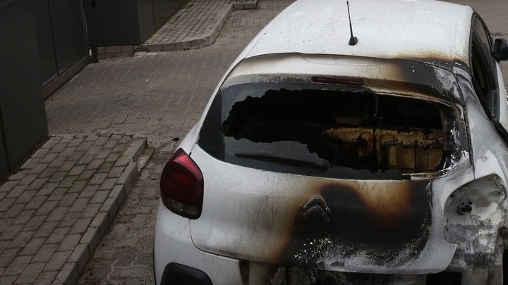 Πυρπόλησαν επτά αυτοκίνητα στο Κολωνάκι και ένα στο Κερατσίνι