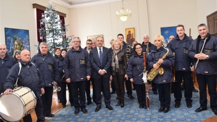 Τα κάλαντα της Πρωτοχρονιάς άκουσε στο Διοικητήριο ο Θ. Καράογλου