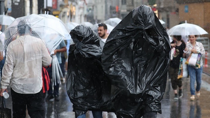 Δύο άνθρωποι έχασαν τη ζωή τους στο νότιο τμήμα της Τουρκίας από τις καταρρακτώδεις βροχές