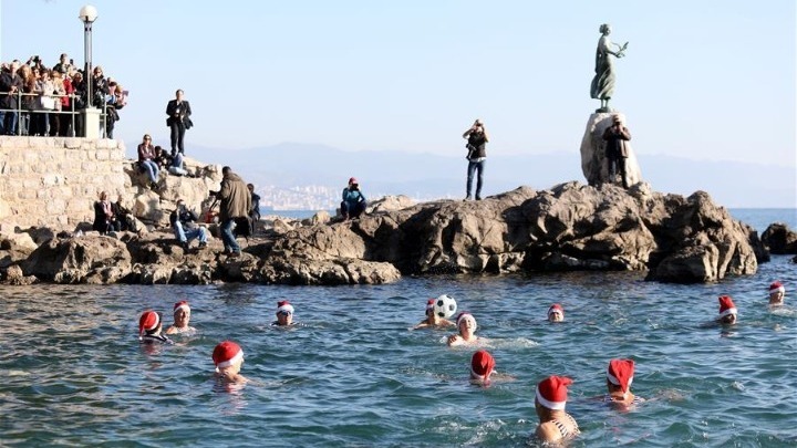 Κροατία: Βούτηξαν σε θάλασσες και ποτάμια για να γιορτάσουν τον ερχομό του 2020!