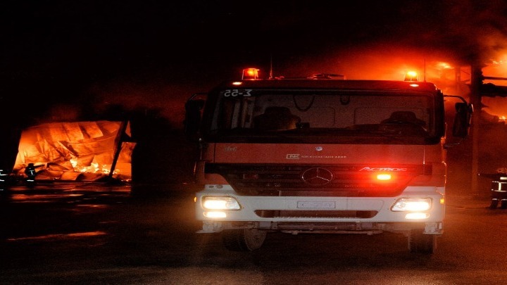 Πυρκαγιά σε επιχείρηση εμπορίας γεωργικών μηχανημάτων