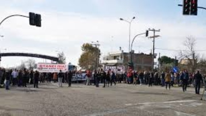 Συμβολικός αποκλεισμός της εθνικής οδού Πατρών–Πύργου στα Λεχαινά, με αίτημα την κατασκευή του δρόμου