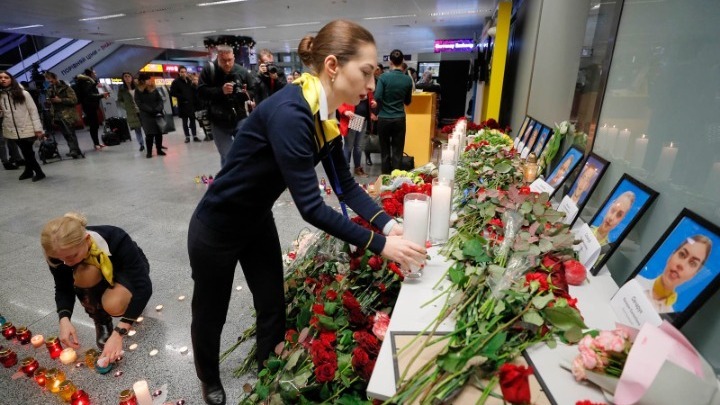 Συντριβή αεροσκάφους στο Ιράν: Ζευγάρι νεόνυμφων, οικογένειες και φοιτητές μεταξύ των θυμάτων