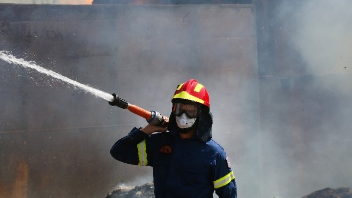 Θεσσαλονίκη: Πυρκαγιά σε επιχείρηση εμπορίας γεωργικών μηχανημάτων