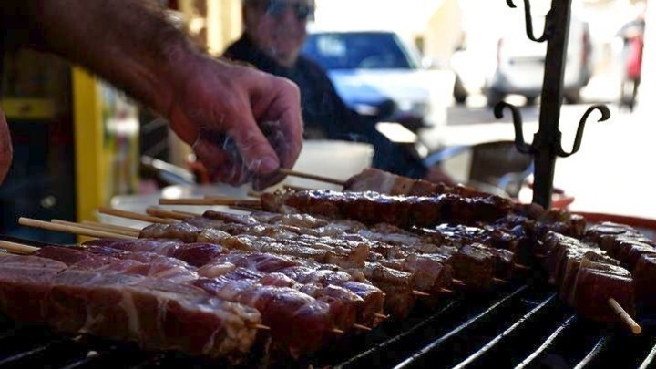 Θεσσαλονίκη – Τσικνοπέμπτη: Περισσότερα από 1,5 εκατ. σουβλάκια έτοιμα για κατανάλωση