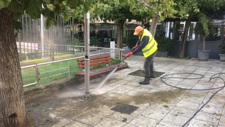 Συνεχίστηκε ο καθαρισμός δημόσιων χώρων από τον δήμο Αθηναίων σε Παγκράτι-Δουργούτι