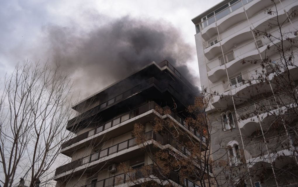 Μεγάλη φωτιά σε διαμέρισμα στο Παλαιό Φάληρο