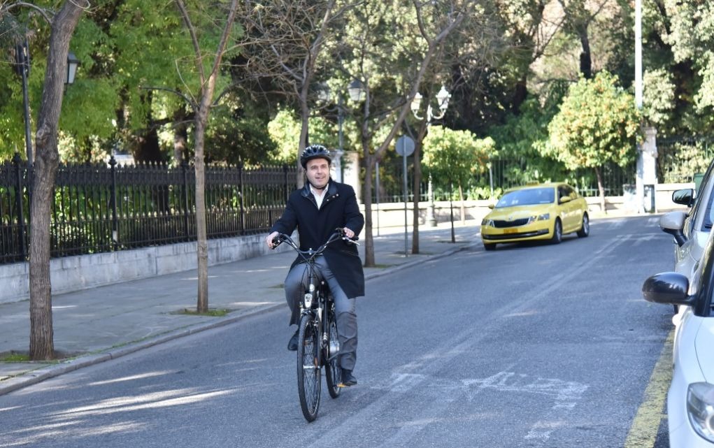 Με ηλεκτρικό ποδήλατο στο Μαξίμου ο πρόεδρος της ΚΕΔΕ