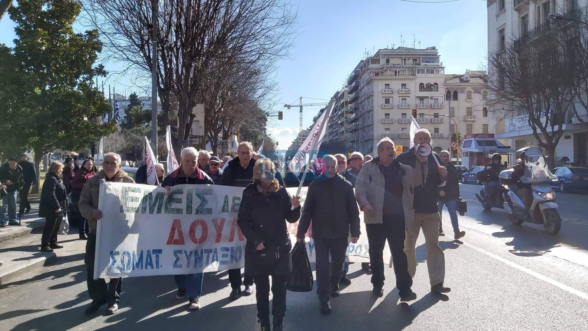 Στους δρόμους οι συνταξιούχοι για τις περικοπές