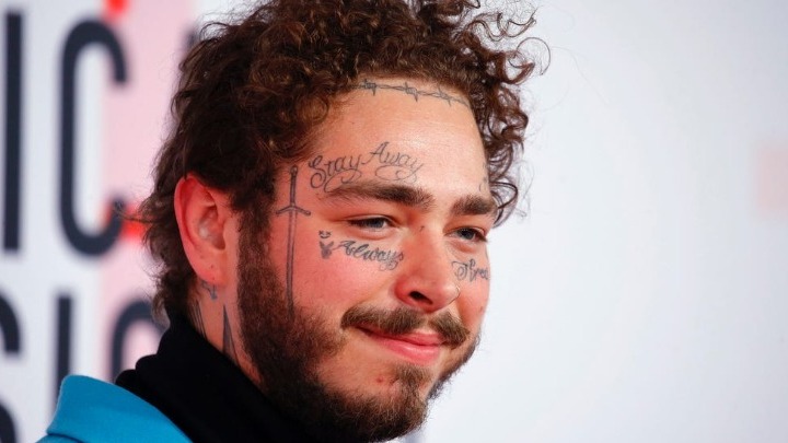 O Post Malone δηλώνει ότι τα τατουάζ στο πρόσωπό του προέρχονται από ανασφάλεια