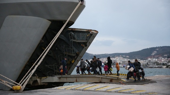 Ογδόντα πρόσφυγες και μετανάστες, που ταυτοποιήθηκαν, μεταφέρθηκαν στο αρματαγωγό «Ρόδος»