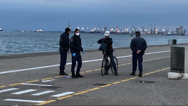 Έλεγχοι κυκλοφορίας των πολιτών από την αστυνομία σε πολλά σημεία της Θεσσαλονίκης